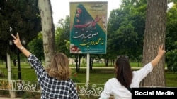 نافرمانی مدنی زنان و دختران ایرانی در برابر حجاب اجباری هشت ماه پس از جان باختن مهسا امینی همچنان ادامه دارد