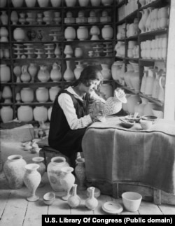Një grua duke pikturuar një vazo në punëtorinë Dome of the Rock Tiles, në fillim të viteve 1920. Kompania drejtohej nga përpunuesi i qeramikës David Ohannessian, një armen etnik.