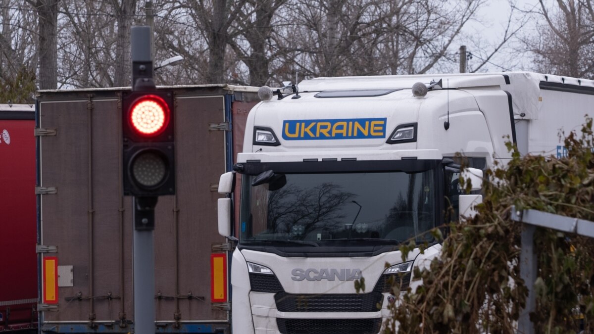 Вантажівки зі Словаччини в Україну поки не пропускатимуть – ЗМІ