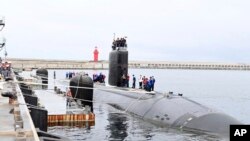 Američka podmornica na nuklearni pogon USS Annapolis pristaje u južnokorejskoj pomorskoj bazi na otoku Jeju, Južna Koreja, 24. jula 2023. 