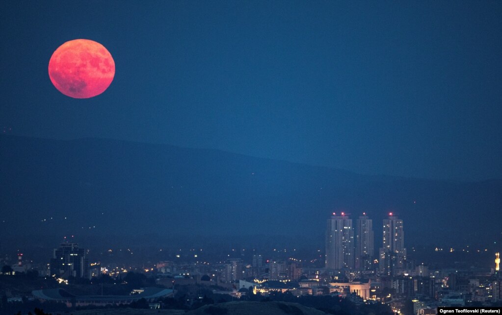 La luna piena, nota anche come Luna dello storione, sorge sulla città di Skopje il 1° agosto.