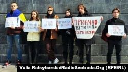 Учасники акції розгорнули плакати з написами «Геть УПЦ МП з України», «Приємно святити паски в осередку ФСБ?» тощо
