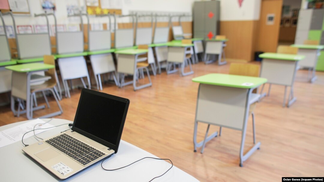 O sală de examen la Bacalaureat. Pe durata desfăşurării probelor, toate sălile de examen sunt supravegheate audio-video. 