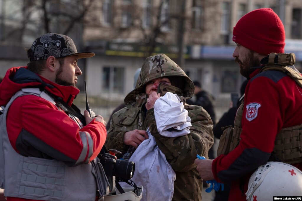 I paramedici assistono una donna ferita durante l'attacco missilistico mattutino a Kiev.  Gli attacchi sono avvenuti in diverse ondate e da diverse direzioni, con la Russia che ha schierato bombardieri strategici per lanciare i missili.