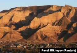 Населенный пункт Майлуу-Суу у подножия гор на юге Кыргызстана.
