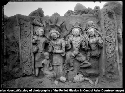 Vaginada bir shisha shampan vinosi