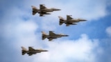 Винищувачі F-16 Повітряних сил Румунії, 22 травня 2024 року. Нідерланди і Данія вже заявили, що вони не проти застосування F-16, які передадуть Україні, для ударів по військових цілях у Росії
