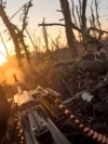 Pripadnik ukrajinske 3. jurišne brigade puca iz mitraljeza prema ruskim položajima u blizini sela Andrijivka&nbsp;27. augusta na ovoj slici snimljenoj sa video snimka. Associated Press je imao <strong><a href="https://apnews.com/article/ukraine-russia-counteroffensive-bakhmut-684873be8aad1b1502ff8d67ea48afac" target="_blank">blizak uvid </a></strong>u ukrajinsku kontraofanzivu uz korištenje kamera na kacigama i video snimka s dronova.
