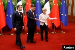 French President Emmanuel Macron (left), Chinese leader Xi Jinping (center), and European Commission President Ursula von der Leyen during a meeting in Beijing in April.