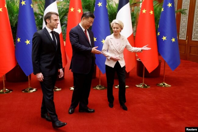 Il presidente francese Emmanuel Macron (a sinistra), il leader cinese Xi Jinping (al centro) e la presidente della Commissione europea Ursula von der Leyen durante un incontro a Pechino in aprile.