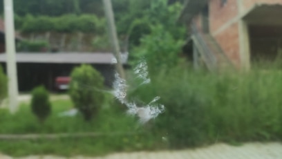 Oštećeno staklo na automobilu u kojem je bila ekipa Radija Slobodna Evropa. Zubin Potok, 30.05.2023.