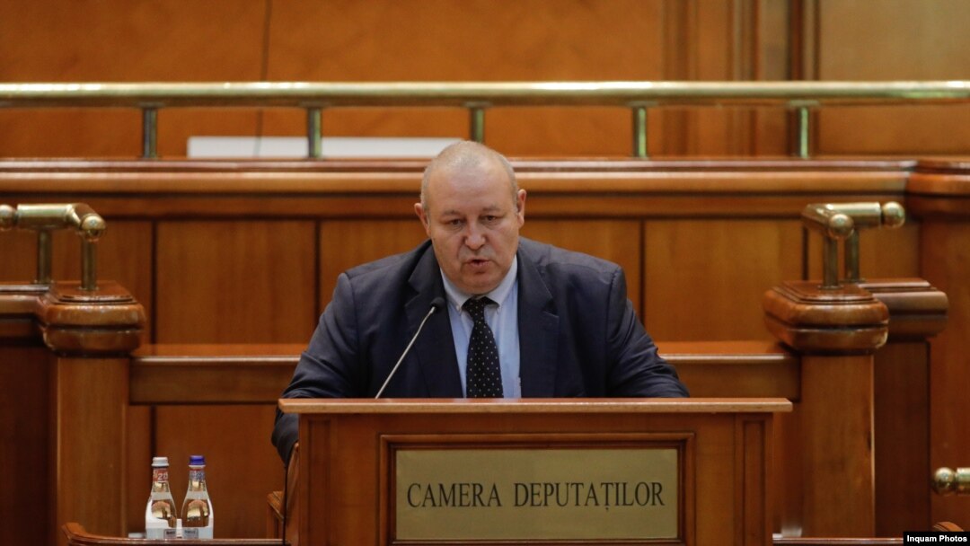 Senatorul Daniel Fenechiu a dat înapoi după presiunile societății civile împotriva proiectului său de lege care permitea ca SRI și STS să asigure securitatea portalului avocaților.