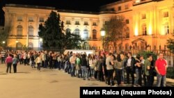 Muzeul Național de Artă al României, situat pe Calea Victoriei în fostul Palat Regal, va rămâne închis în 2024. În imaginea de mai sus, făcută în 2015, sunt oamenii care au stat ore bune la coadă ca să vadă expozițiile de pictură.