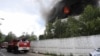 Vatra i dim izbijaju iz zapaljene administrativne zgrade u Frjazinu u Moskovskoj oblasti, Rusija 24. juna 2024.