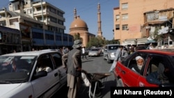 در نتیجه کاهش کمک های بشری و دست اندازی طالبان در روند توزیع کمک ها میزان فقر در افغانستان افزایش یافته است