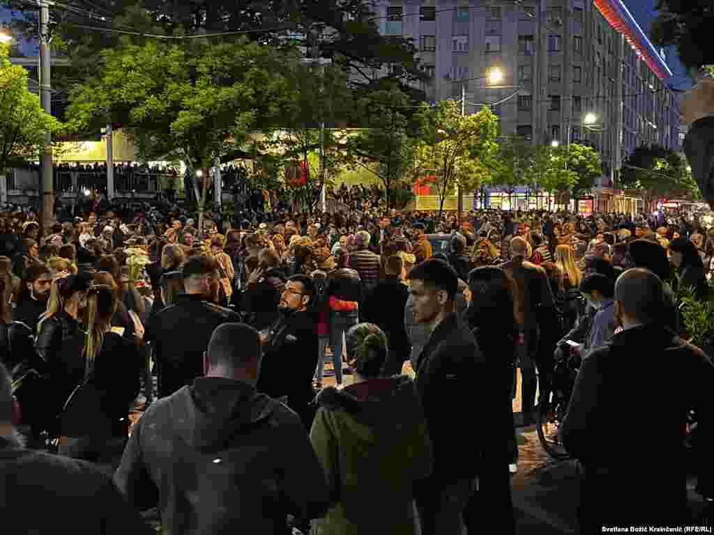 Građani se okupljaju na Cvetnom trgu, u blizini Osnovne škole &quot;Vladislav Ribnikar&quot; kako bi odali poštu žrtvama.