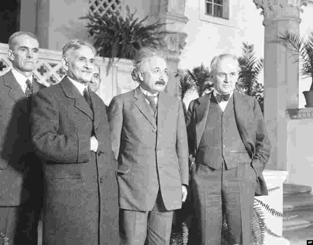 Walter S. Adams csillagász, Albert A. Michelson, a chicagói egyetem volt professzora, aki megmérte a fény sebességét, Albert Einstein, aki a relativitáselméletről híresült el, és Robert A. Millikan, a Kaliforniai Intézet elnöke, a kozmikus sugárzás felfedezője egy csoportképen a kaliforniai Pasadenában 1931. január 10-én