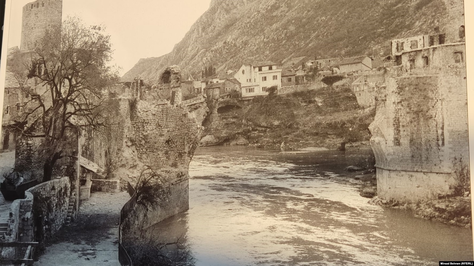 Pogled na srušeni Stari most, 1993.