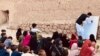 Nxënësit në Afganistan duke ndjekur mësimet në ambient të hapur.