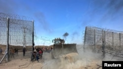 Palesztinok törik át az izraeli–gázai határkerítést 2023. október 7-én