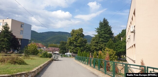 Komuna e Leposaviqit [në anën e majtë të fotografisë] dhe një shkollë e mesme që gjendet përballë saj. KOSOVO: School in Leposavic (Photo by Ivan Vuckovic)