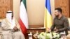 Президент України Володимир Зеленський (праворуч) зустрічається з на той час наслідним принцом Кувейту Мішаалем аль-Ахмедом аль-Джабером ас-Сабахом під час Арабського саміту в Джидді, Саудівська Аравія, 19 травня 2023 року