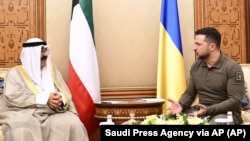 Президент України Володимир Зеленський (праворуч) зустрічається з на той час наслідним принцом Кувейту Мішаалем аль-Ахмедом аль-Джабером ас-Сабахом під час Арабського саміту в Джидді, Саудівська Аравія, 19 травня 2023 року