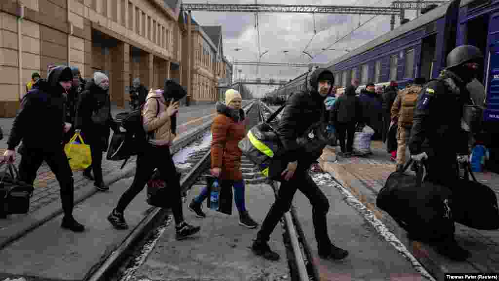 Emberek érkeznek az ukrajnai pokrovszki vasútállomásra, hogy felszálljanak egy evakuáló vonatra. Csak egy-két bőröndnyi holmit tudnak magukkal vinni