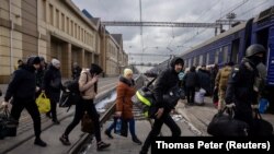 Люди сідають на евакуаційний потяг у Покровську під час ракетних атак Росії на поселення поблизу Авдіївки. 20 лютого, 2024 рік.