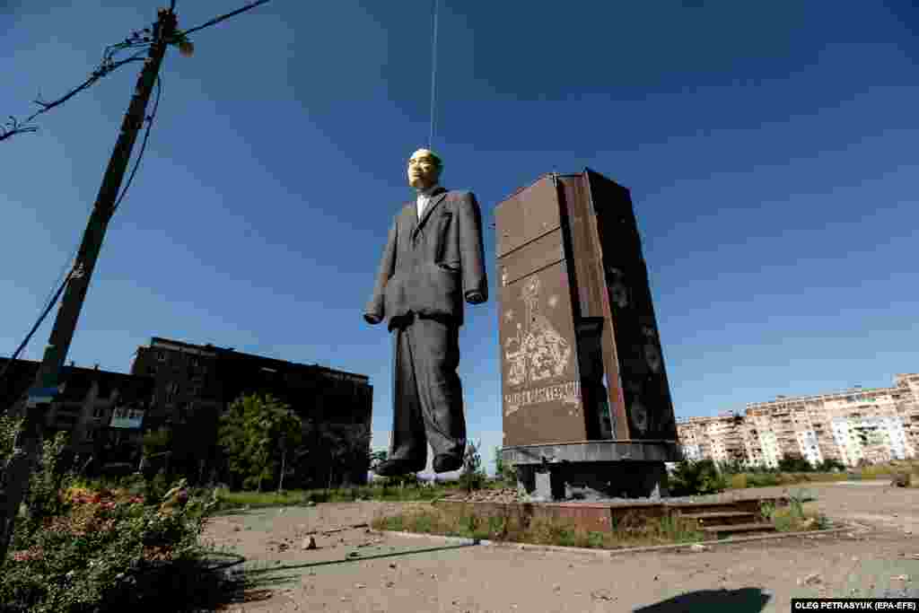 An effigy of Russian President Vladmir Putin hangs in the central square in the frontline town of Vuhledar in the Donetsk region on July 16. The small mining town, which had a pre-invasion population of some 14,000, is now a burned-out shell where approximately 100 citizens remain with no electricity, water, or functioning infrastructure.