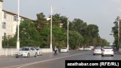 Türkmenistanyň köçeleriniň biri (Illýustrasiýa suraty)