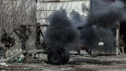 Украинские военные ведут огонь под Авдеевкой, март 2023 года
