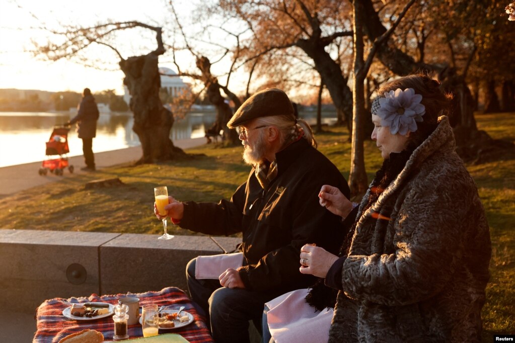 Elizabeth Willson dhe Garland Phillips përshëndesin lindjen e diellit me një mëngjes pikniku mes luleve të qershisë në Uashington.