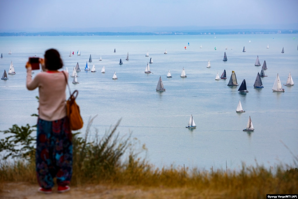 Varkat me vela gjatë garës Fjogoja e Kaltër, rreth liqenit Balaton në korrik të vitit 2019.