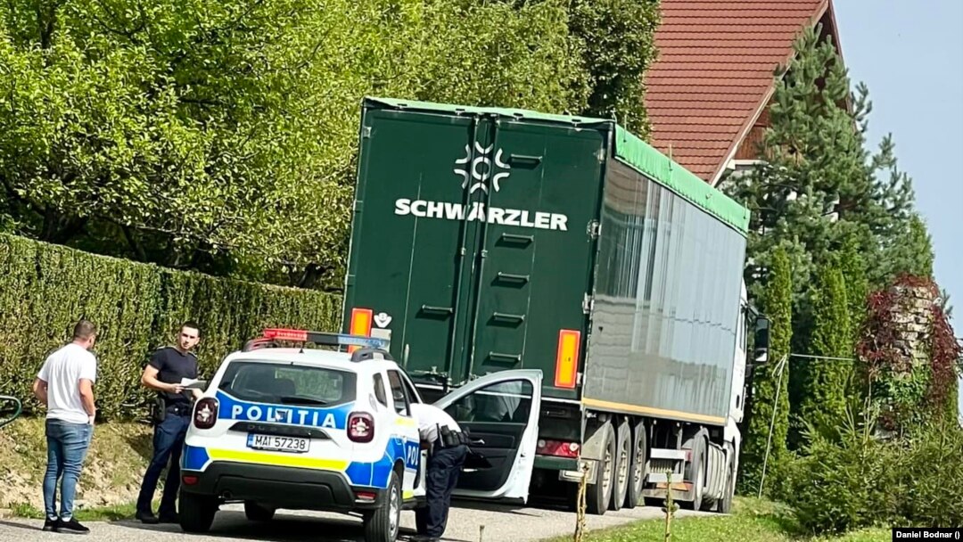 Camionul cu lemne a ajuns la un complex turistic din Valea Drăganului.