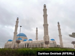 Авторы доклада утверждают, что власти Казахстана контролируют все мечети через Духовное управление мусульман. Они отмечают, что ДУМК получает 30 процентов от доходов мечетей, назначает имамов и решает вопросы недвижимости, связанные с мечетью.