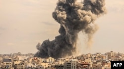 Fekete füst gomolyog Gáza felett az izraeli légicsapásokat követően 2023. október 9-én
