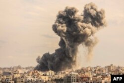 Стовп диму пізнімається на горизонті в смузі Газа під час авіаудару ізральської авіації. 9 жовтня 2023 року