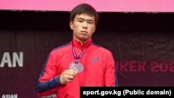 Эркин күрөш боюнча 23 жашка чейинкилер арасындагы Азия чемпионатынын күмүш медалынын ээси Аден Сакыбаев. 18-июн, 2023-жыл 