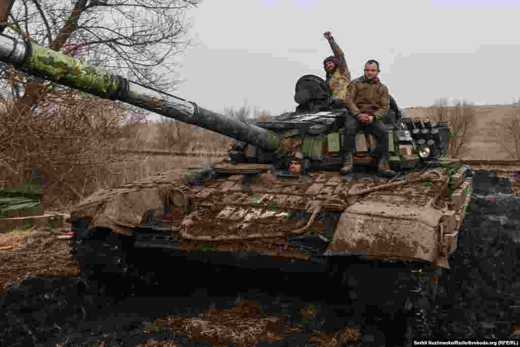 Український танк посеред весняного бездорожжя. Донеччина, березень 2023 року