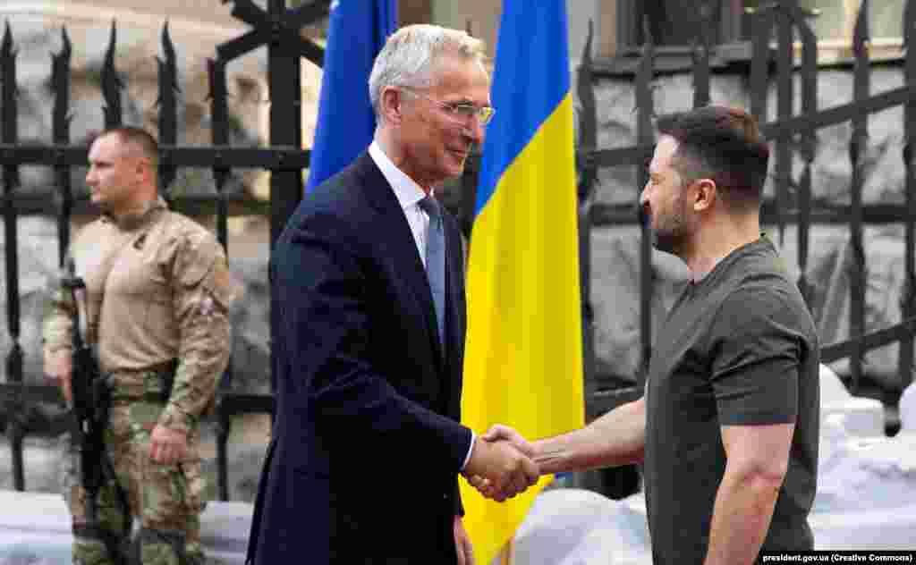 Volodimir Zelenki are sprijinul necondiționat al lui Jens Stoltenberg, care a mers de multe ori în Ucraina. În iulie, NATO a organizat primul Consiliu NATO-Ucraina, prilej cu care Stoltenberg i-a spus: &bdquo;Dragă Volodimir, suntem alături de tine în lupta ta curajoasă pentru libertate și suveranitate. Suntem umili în fața sacrificiilor pe care ucrainenii le-au făcut în această luptă și ne inspiră curajul vostru&rdquo;.