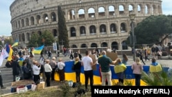 Біля античного амфітеатру Колізей українці Італії протестують проти показу російських пропагандистських стрічок в країні