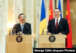 Premierul chinez Li Keqiang (S) și premierul roman, Victor Ponta (D), în timpul unui discurs ce a urmat unei ceremonii oficiale de semnare a unor parteneriate la Palatul Victoria, în Bucuresti, luni, 25 noiembrie 2013.