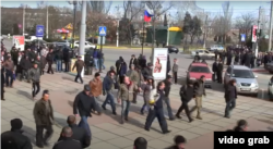 Константин Ерманов (в центре с флагом РФ) на пророссийском митинге в Керчи, 22 февраля 2022 года. Стоп-кадр с видео