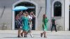 Një grup vajzash duke ecur nëpër sheshet e Prishtinës, më 18 korrik 2023.