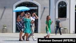 Disa gra duke ecur në sheshin kryesor në Prishtinë gjatë valës së nxehtësisë, më 18 korrik 2023.
