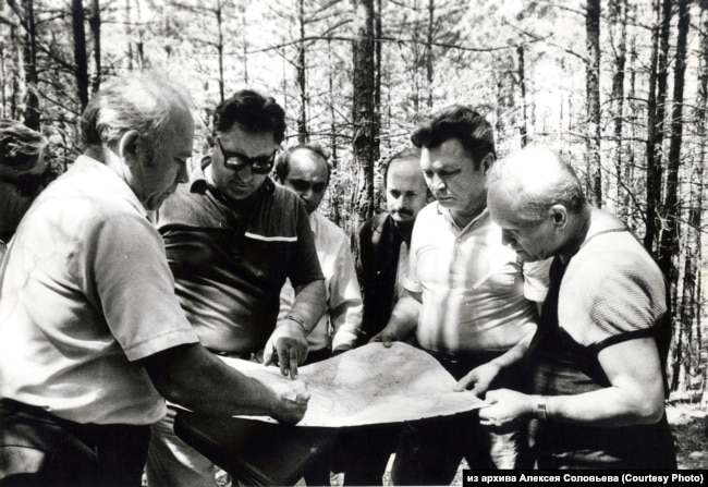 Hledání pohřebišť potlačovaných, červenec 1991, foto V.G. Dianov.