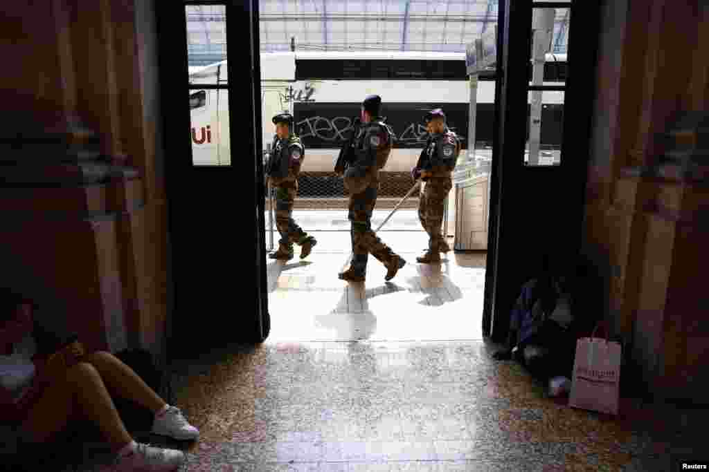 Policija patrolira stanicom Gare de Bordeaux Saint-Jean u&nbsp;Bordeauxu, 26. jula 2024. Neke službe brzih vozova preusmjerene su na druge linije što je onda lančano pogodilo druge službe.