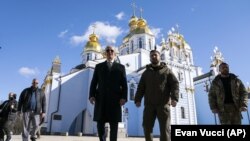 Președintele Ucrainei, Volodimir Zelenski, și președintele SUA, Joe Biden (stânga), în fața Mănăstirii Sfântul Mihail, Kiev, 20 februarie 2023