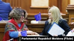 Noua guvernatoare a BNM, Anca Dragu (dreapta), felicitată de deputata PAS, Liliana Nicolăescu-Onofrei, în parlamentul de la Chișinău, 22 decembrie 2023